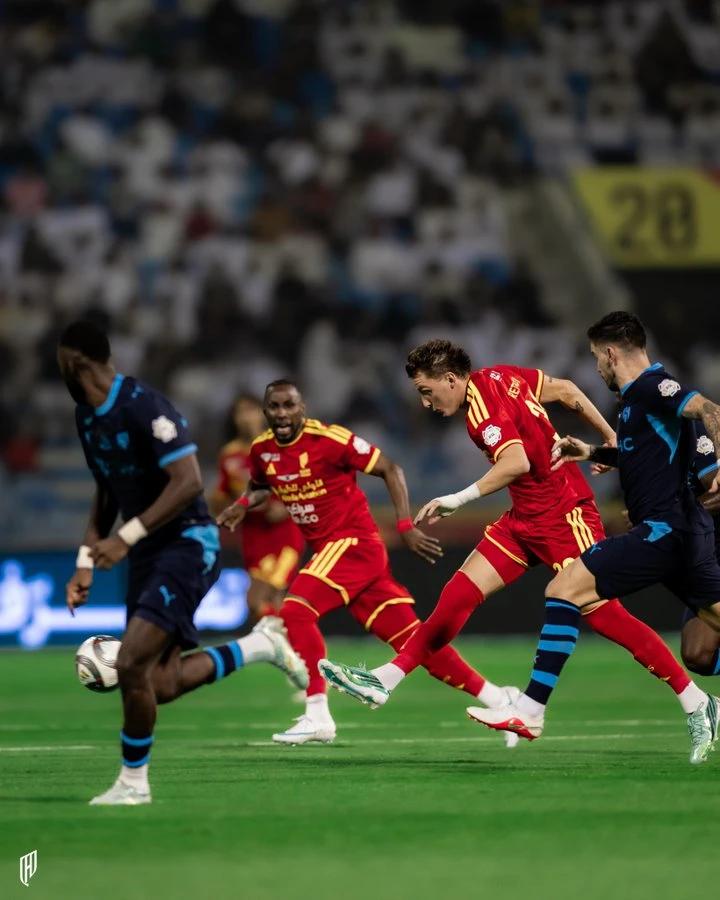الهلال يهزم القادسية بثلاثية ويستعيد صدارة دوري روشن