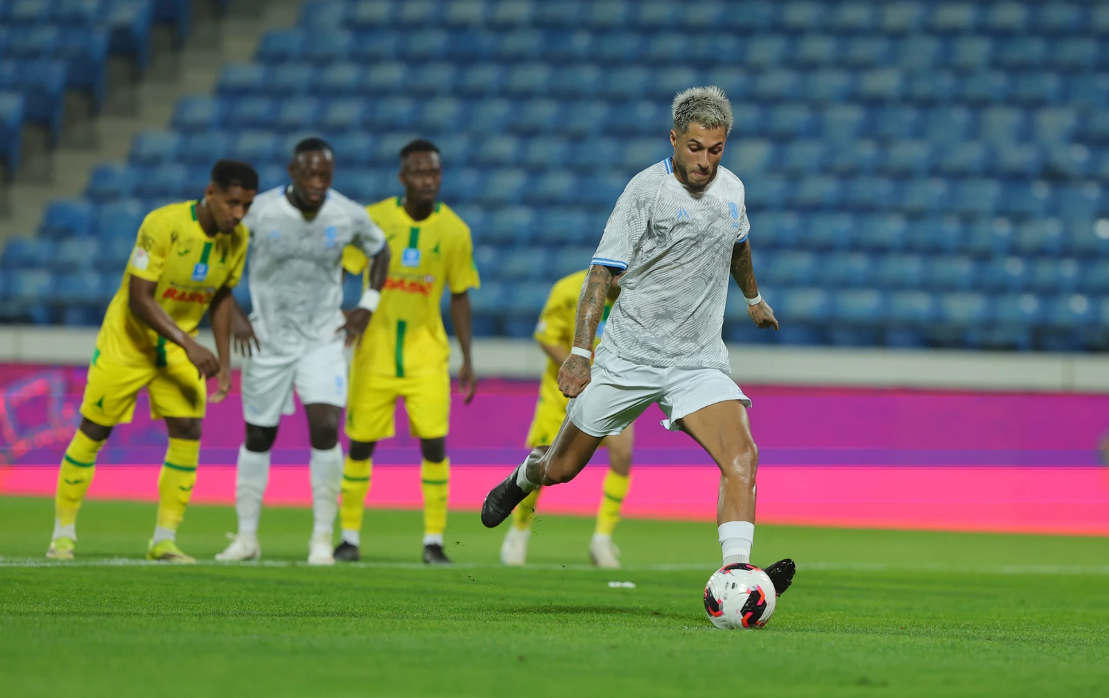 الأخدود يعبر الخليج بثنائية بيدرو ويتأهل لدور الـ16 بكأس الملك