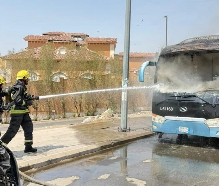 إخماد حريق في مركبة بمكة