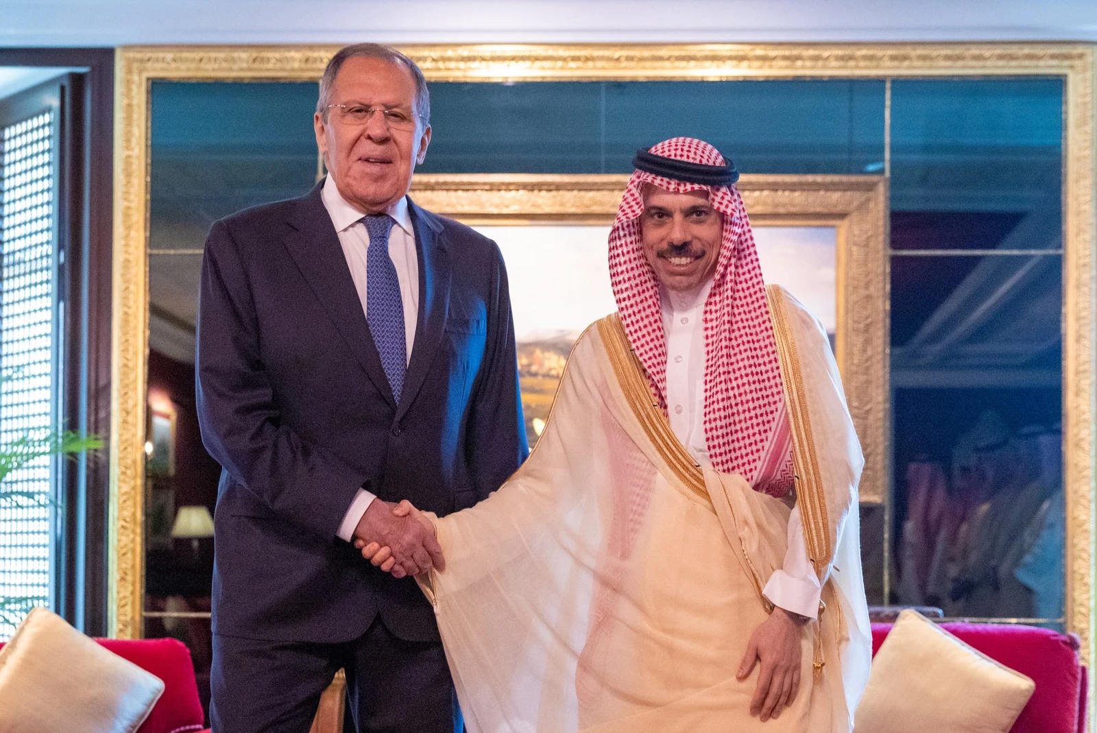 وزير الخارجية يبحث مع نظيره الروسي تطورات التصعيد في اليمن
