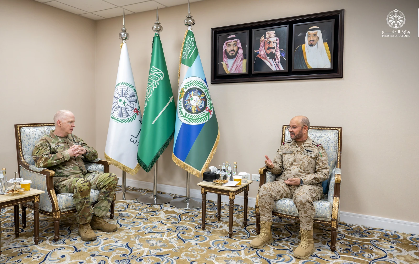 "الرويلي" يبحث تعزيز التعاون الدفاعي مع قائد الجيش المركزي الأمريكي