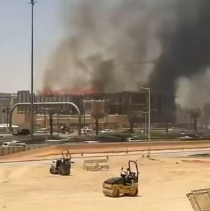 حريق في أحد المواقع الإنشائية بالدرعية