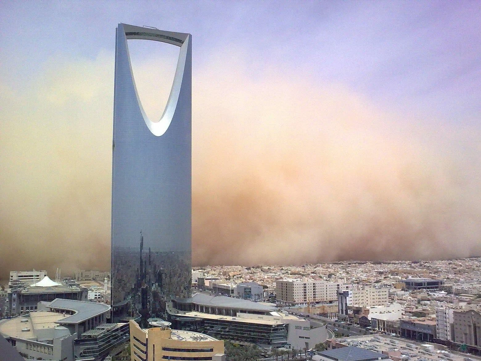 رصد عدم التزام عدد من المشاريع الإنشائية بالإجراءات المعتمدة للحد من انبعاثات الغبار