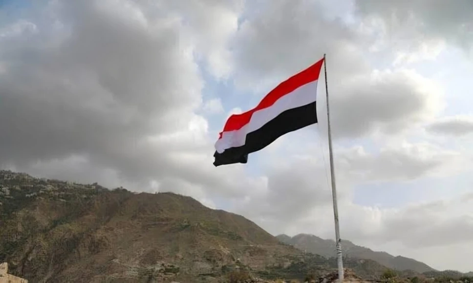 اليمن يدين هجوم الحوثيين على سفينة في البحر الأحمر