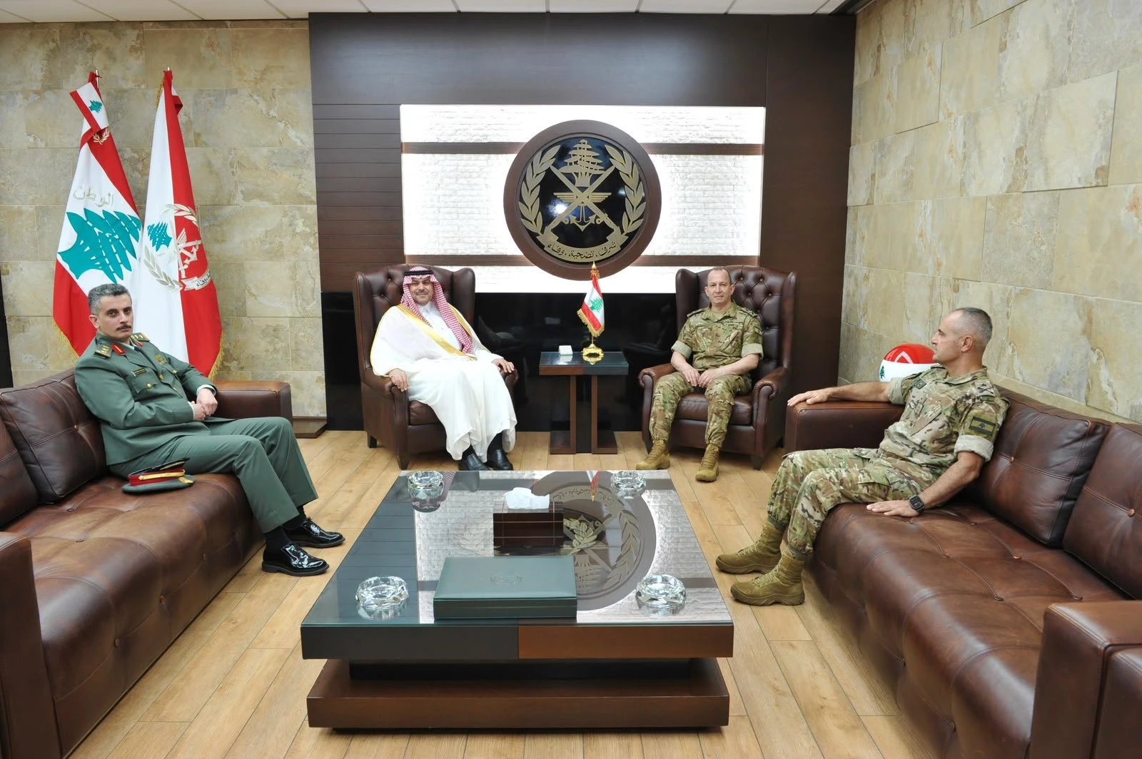 السفير السعودي يلتقي قائد الجيش اللبناني في بيروت