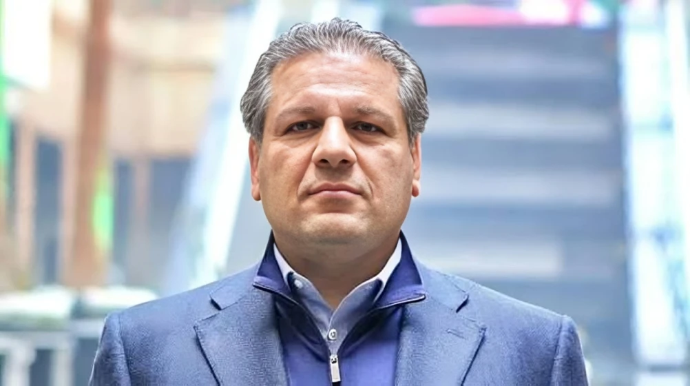 الإيراني المقيم في دبي علي أنصاري