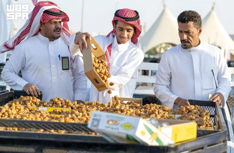 بريدة تجمع الحرفيين والمزارعين في كرنفال التمور