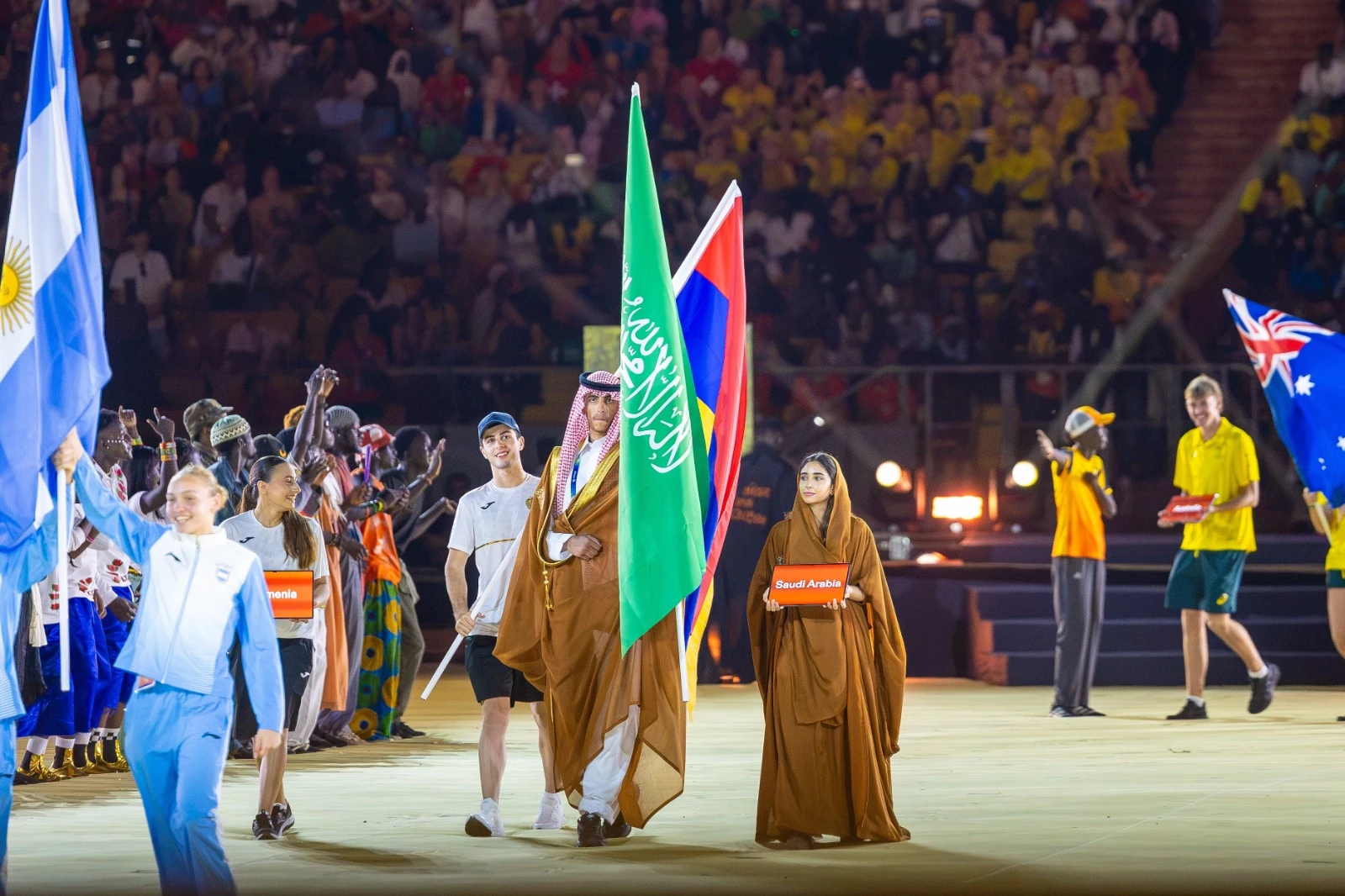 الجاسر والشمري يرفعان علم المملكة في افتتاح ألعاب داكار 2026 