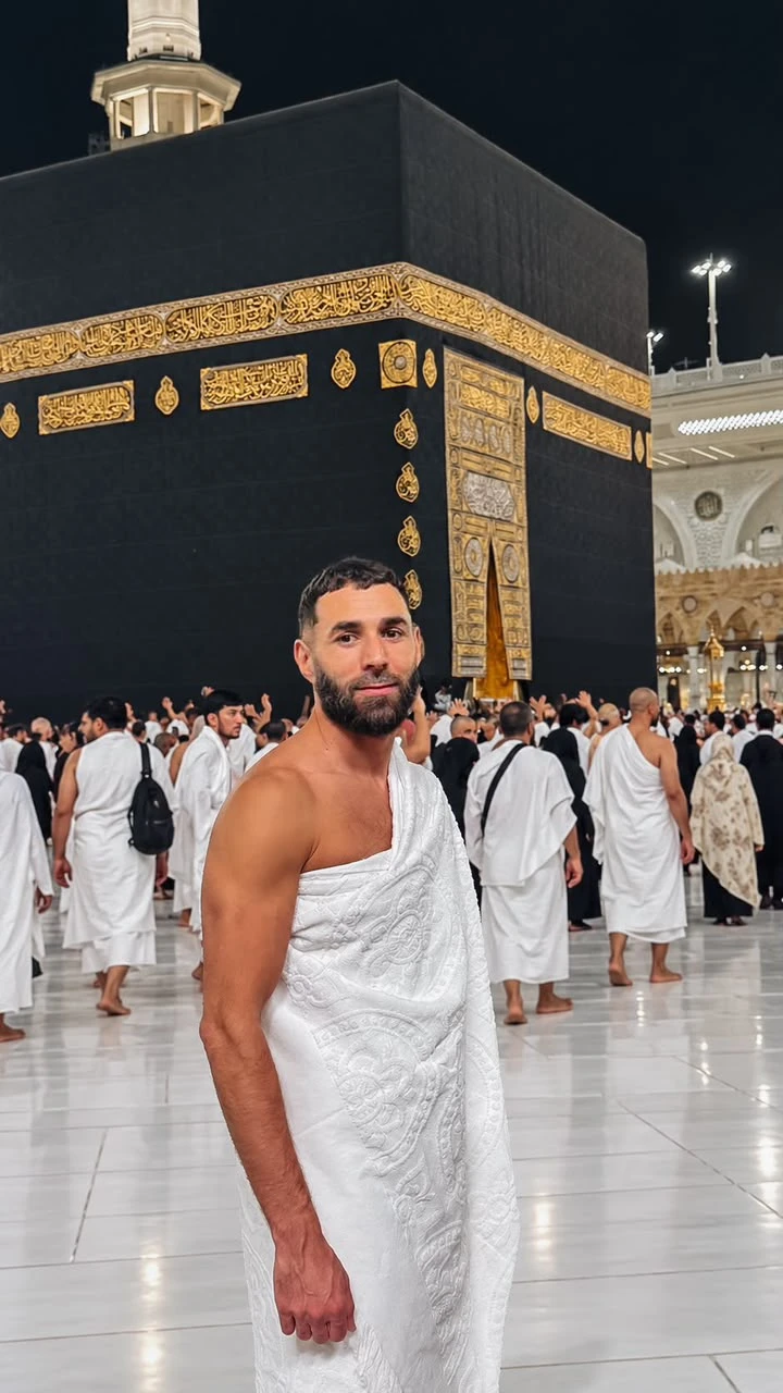 كريم بنزيما يؤدي مناسك العمرة