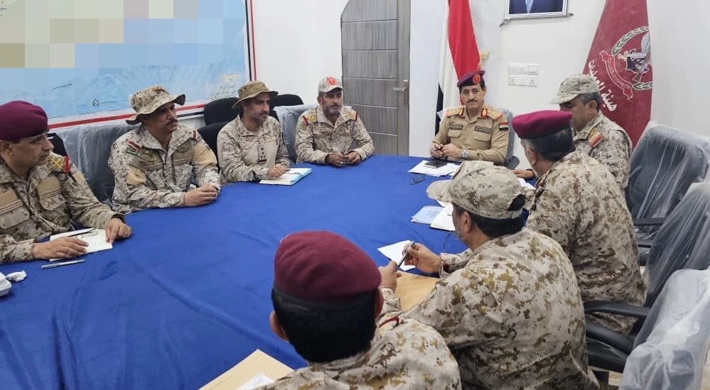 اجتماع عسكري استثنائي باليمن لتعزيز الجاهزية 