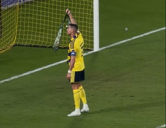 رونالدو يحتفل بالعلم السعودي بعد ثلاثية النصر أمام نيفتشي