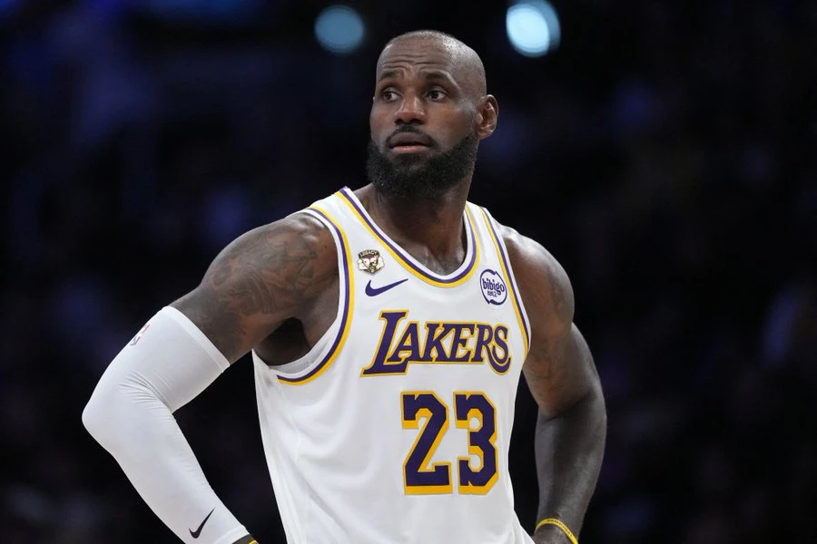 ليبرون جيمس يعلن انضمامه إلى فيلاديلفيا سيفنتي سيكسرز