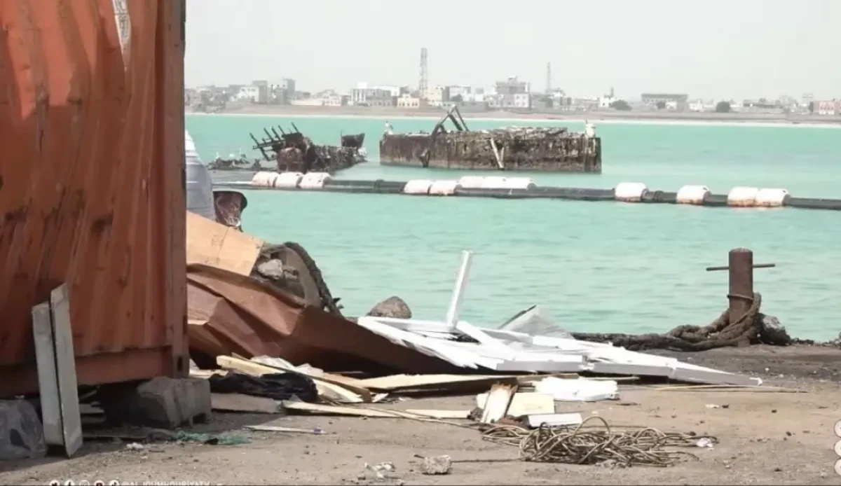 ميليشيا الحوثي تعاود استهداف ميناء المخا بصواريخ باليستية