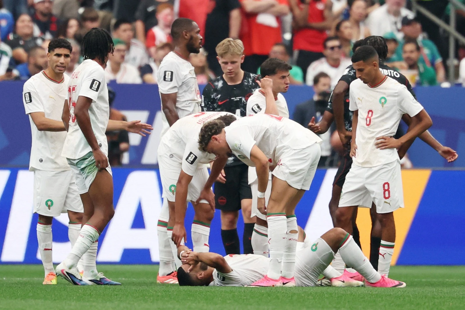 المغربي صيباري يخرج مصابًا خلال مواجهة كندا