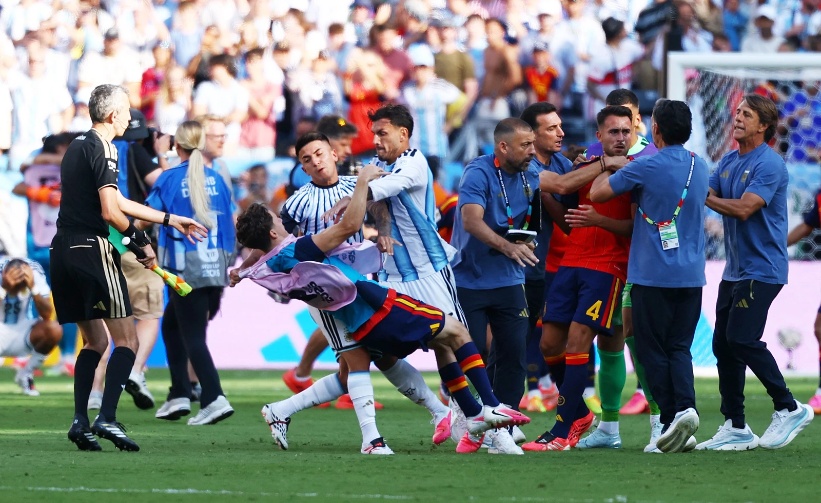 الفيفا يفتح تحقيقًا في أحداث الشجار عقب نهائي كأس العالم