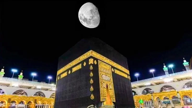 القمر يتعامد على الكعبة المشرفة للمرة الثانية غدا