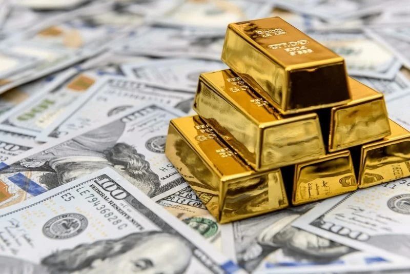 الدولار يتماسك والذهب يصعد مع ترقب قرارات الفائدة