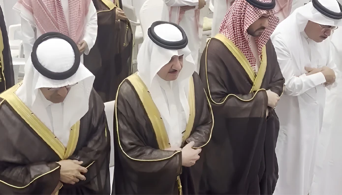 أمير الشرقية ووزير الطاقة يتقدمان صلاة الميت على شهداء "مروحية أرامكو"
