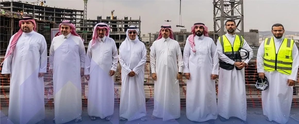 وزير السياحة يطّلع على سير الأعمال في مشروع "ذا بوينت" 