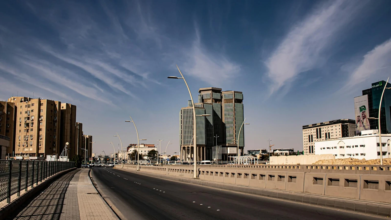 أعمال صيانة لرفع جودة الطرق جنوب الرياض 