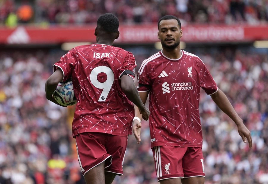 ليفربول يفقد إيزاك وخاكبو أمام مانشستر سيتي 