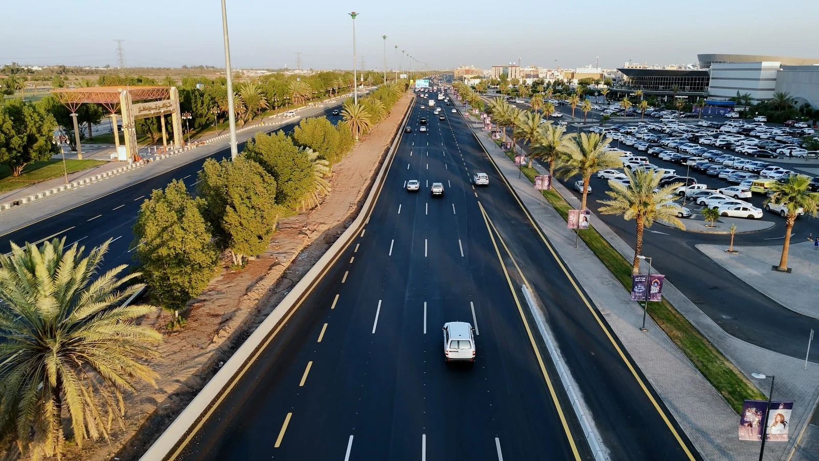 تم رفع السعة المرورية للطريق من مسارين إلى أربعة مسارات