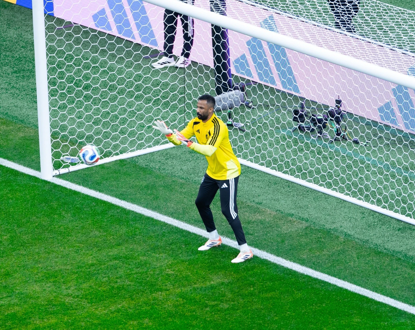 محمد العويس يعتذر للجماهير السعودية بعد وداع المونديال