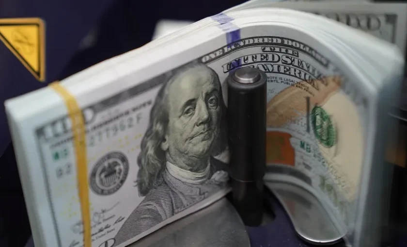 الدولار يتراجع عن أعلى مستوى في 18 شهراً 