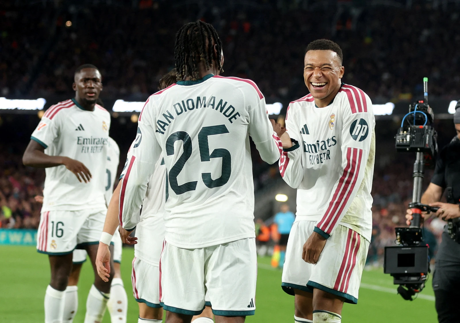 ريال مدريد يحسم الكلاسيكو أمام برشلونة بثنائية مبابي