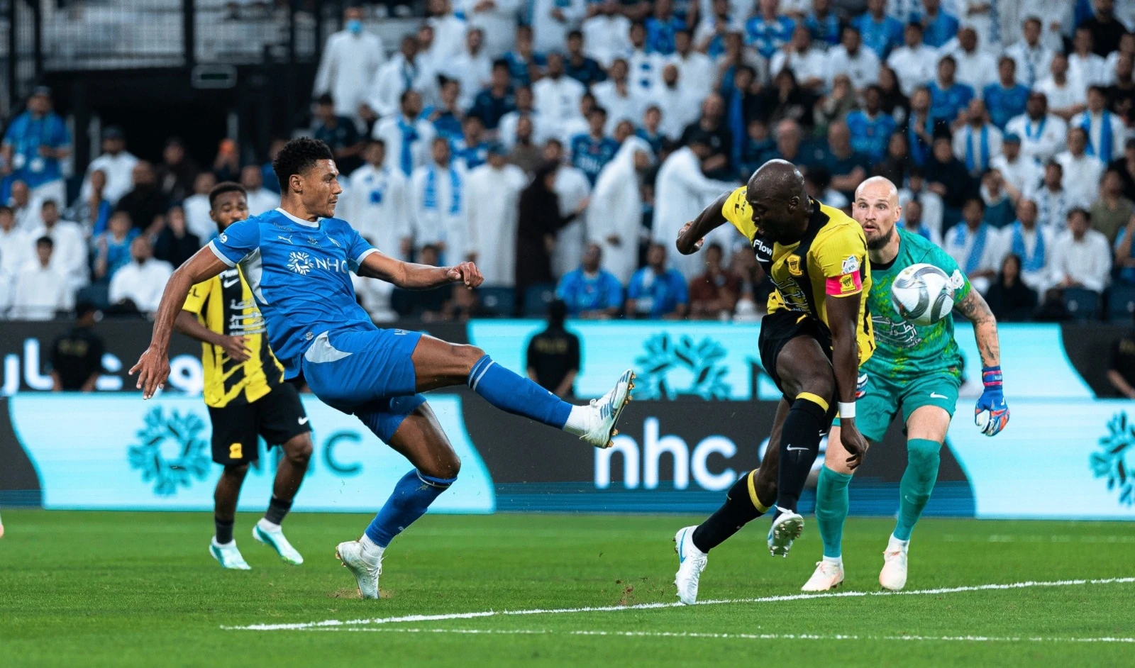 لجنة الانضباط تعاقب الاتحاد بسبب أحداث كلاسيكو الهلال  