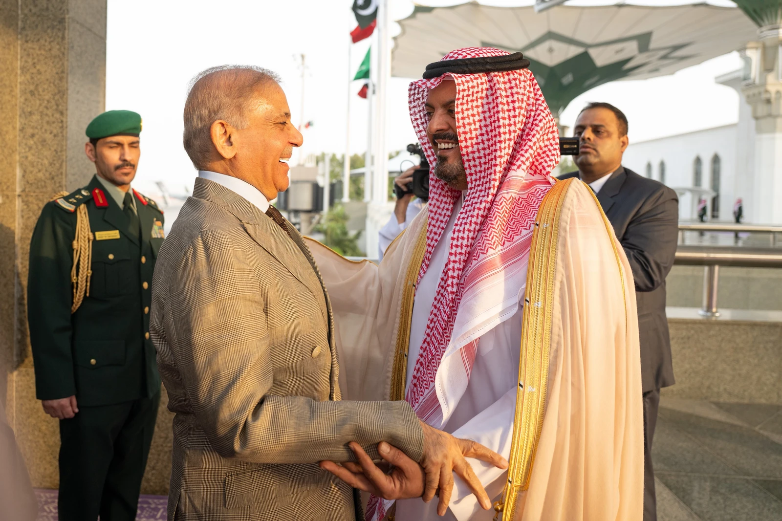 رئيس وزراء باكستان يصل إلى جدة