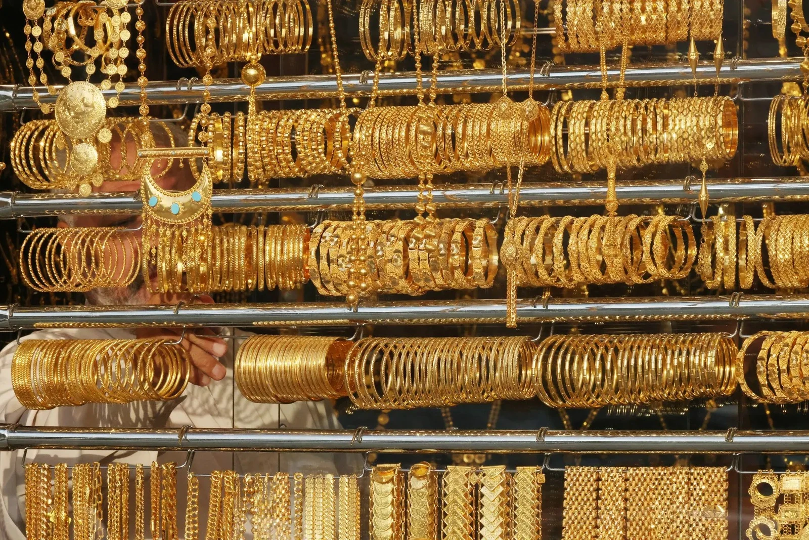الذهب يتراجع مع تصاعد توترات الشرق الأوسط
