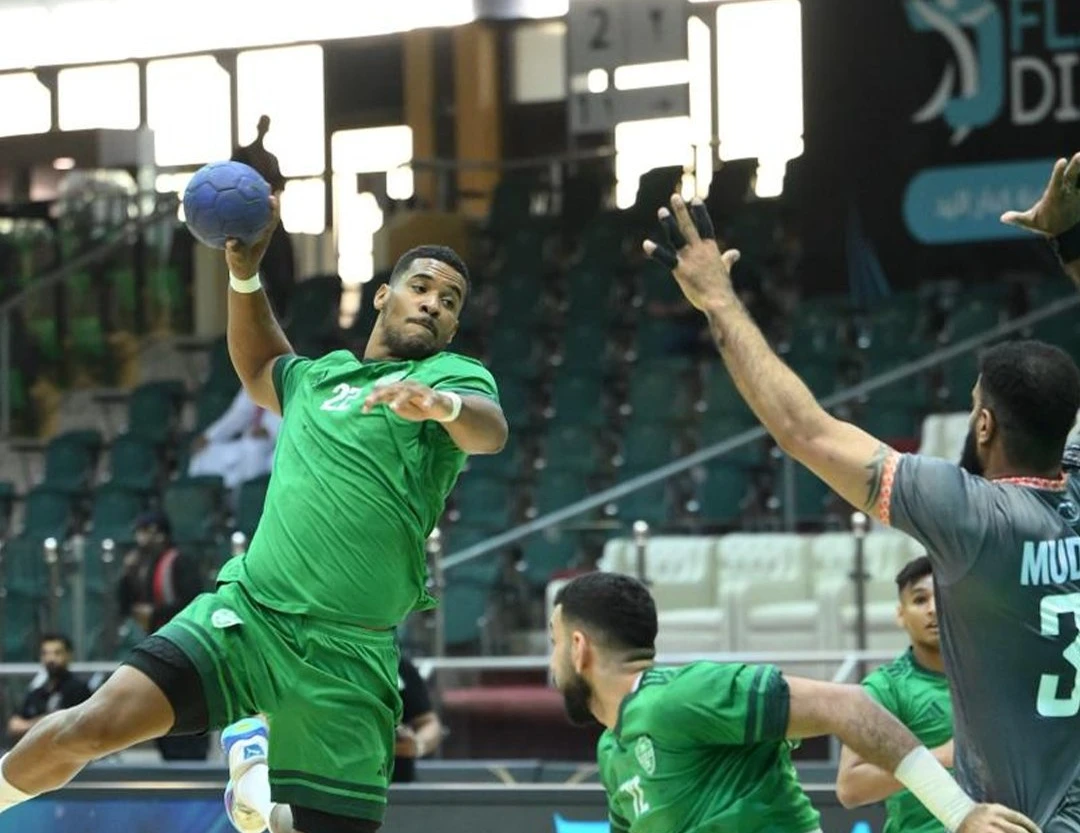 الأهلي يعلن تعليق نشاط الفريق الأول في لعبتي السلة واليد