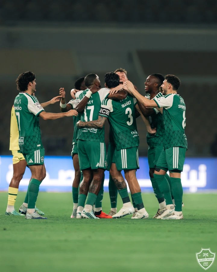 الأهلي يعبر الخليج برباعية في دوري روشن 