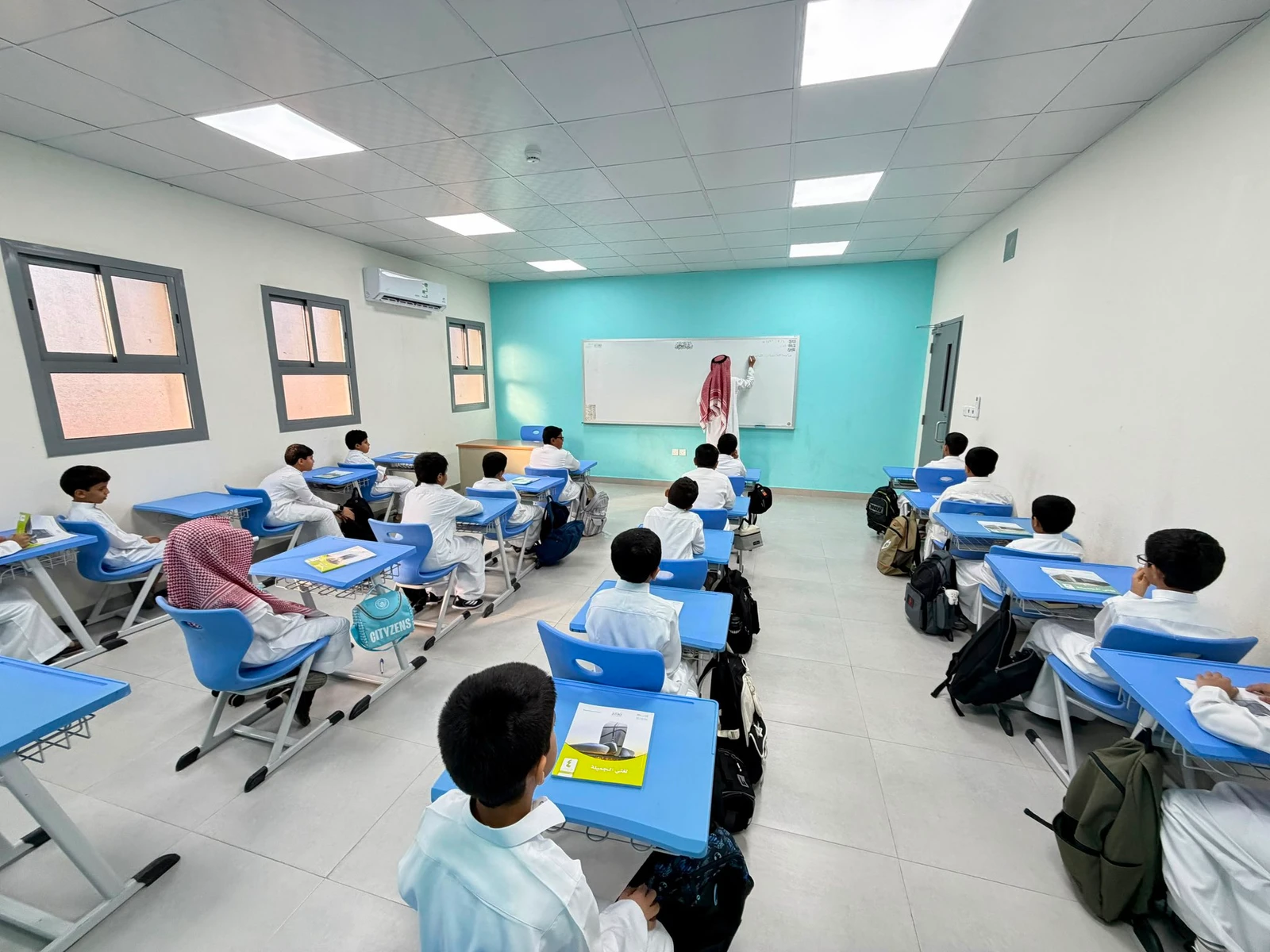 انتظام الطلاب والطالبات في مقاعد الدراسة