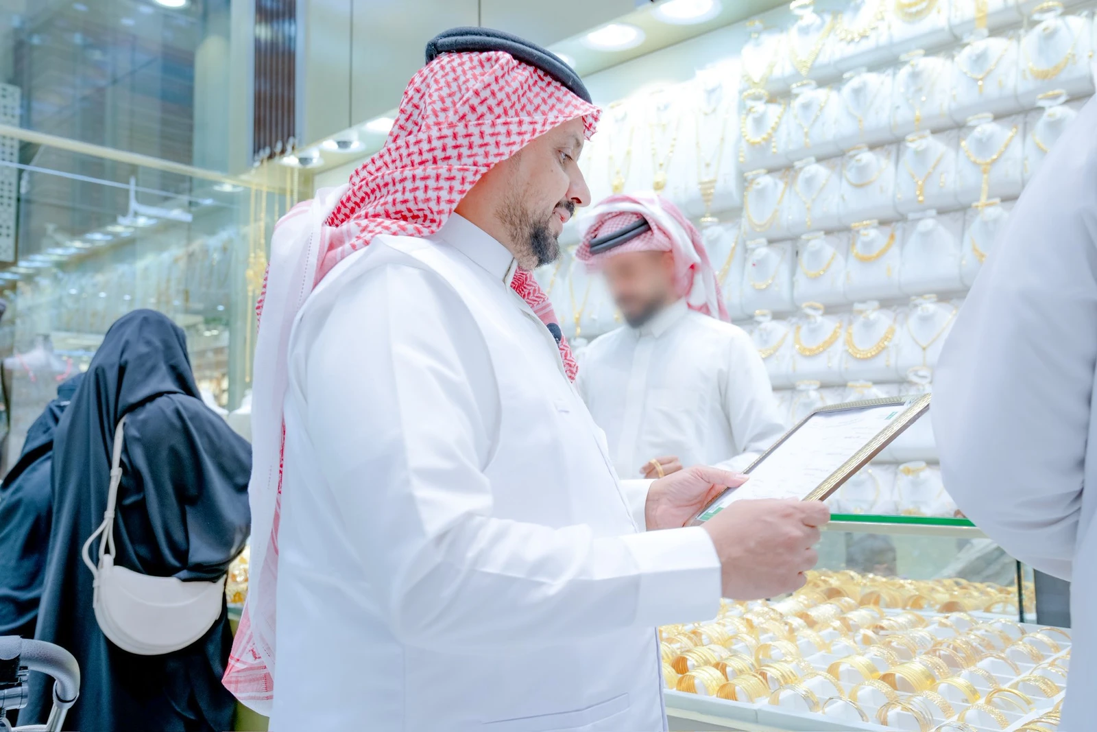 ضبط 69 مخالفة لأنظمة العمل في أسواق للذهب بالرياض