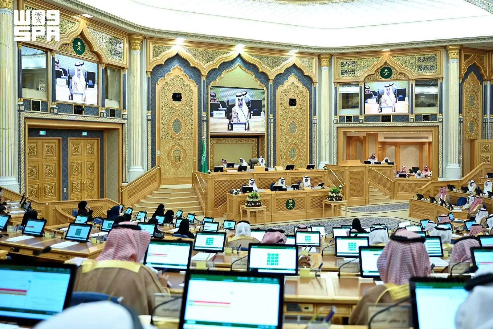 الشورى يطالب بإدراج الوقاية من الجرائم المعلوماتية بالمناهج