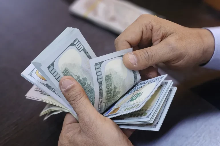 الدولار يصعد بدعم من قفزة الوظائف الأميركية