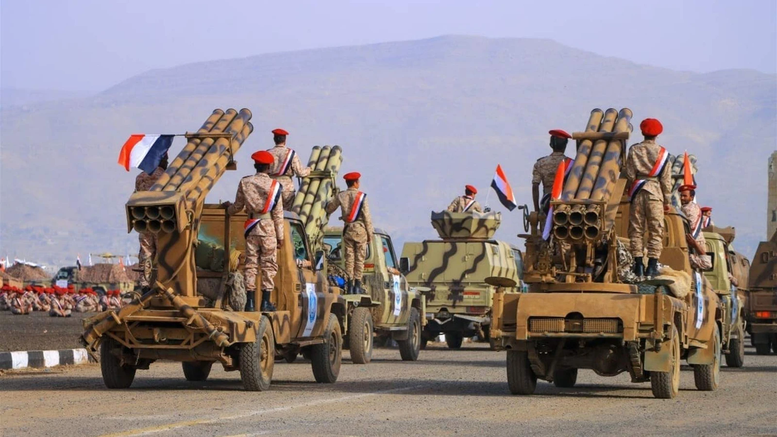 لقطات توثق اقتحام القوات المسلحة اليمنية تحصينات الحوثيين