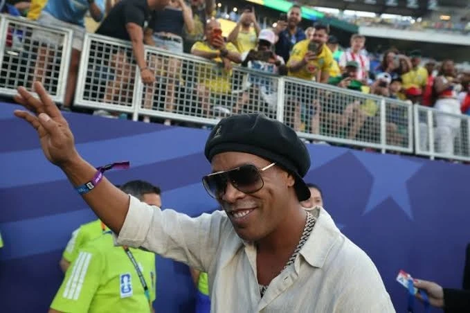 عمره 46 عامًا.. رونالدينيو يعود للملاعب لتسجيل الهدف رقم 300