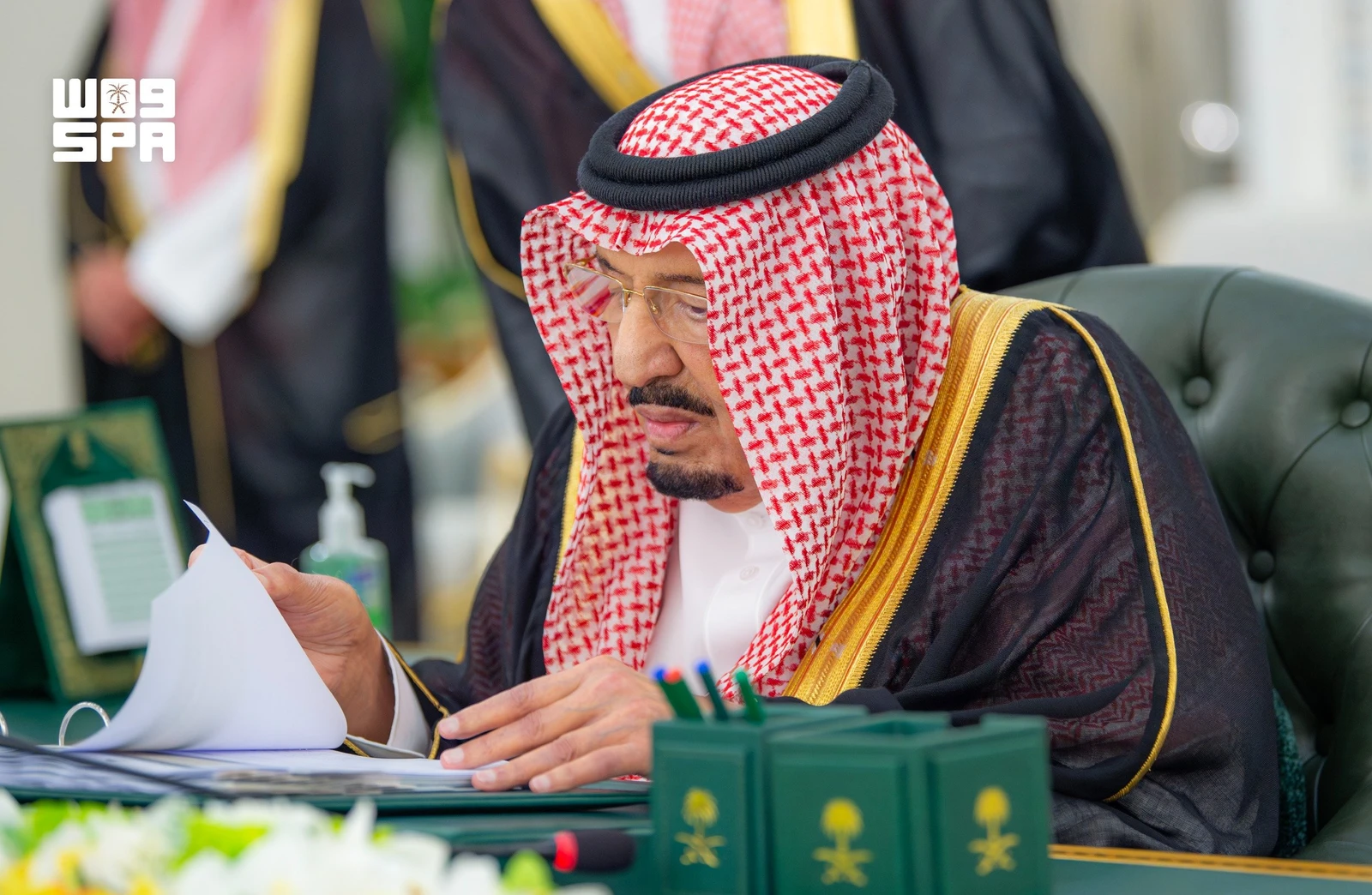 خادم الحرمين الشريفين يرأس جلسة مجلس الوزراء في جدة