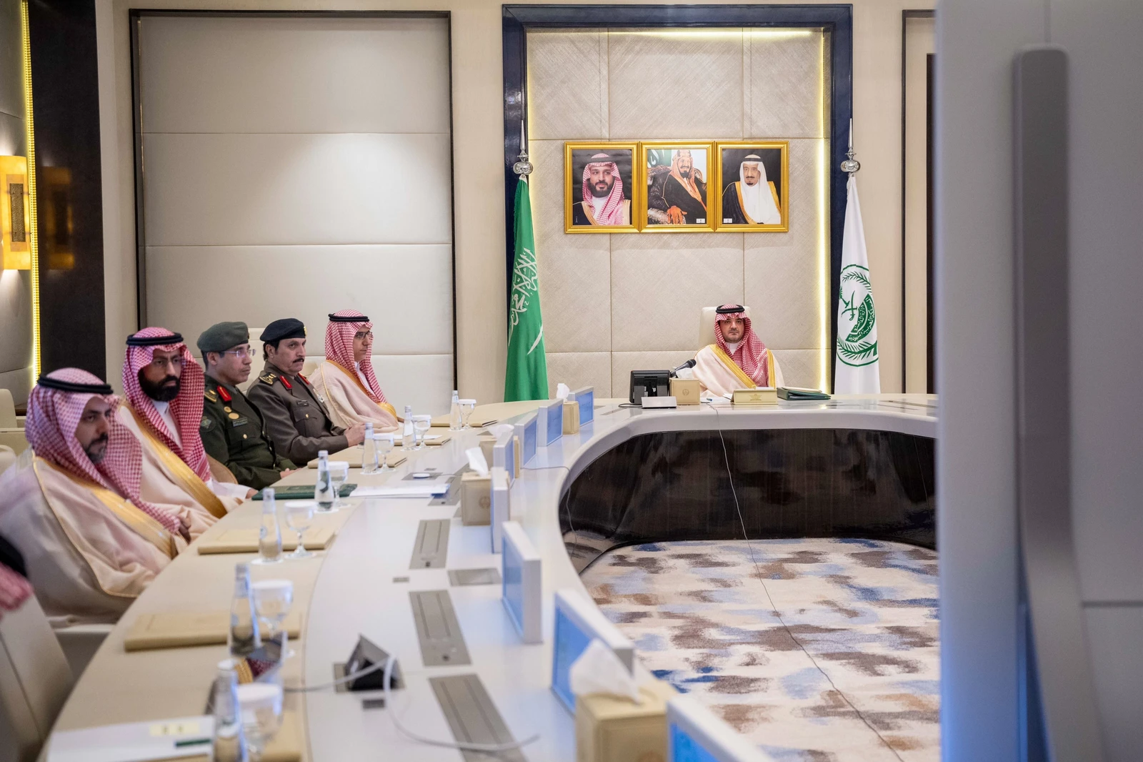 وزير الداخلية يبحث مع نظيره البحريني تعزيز التعاون الأمني المستمر 
