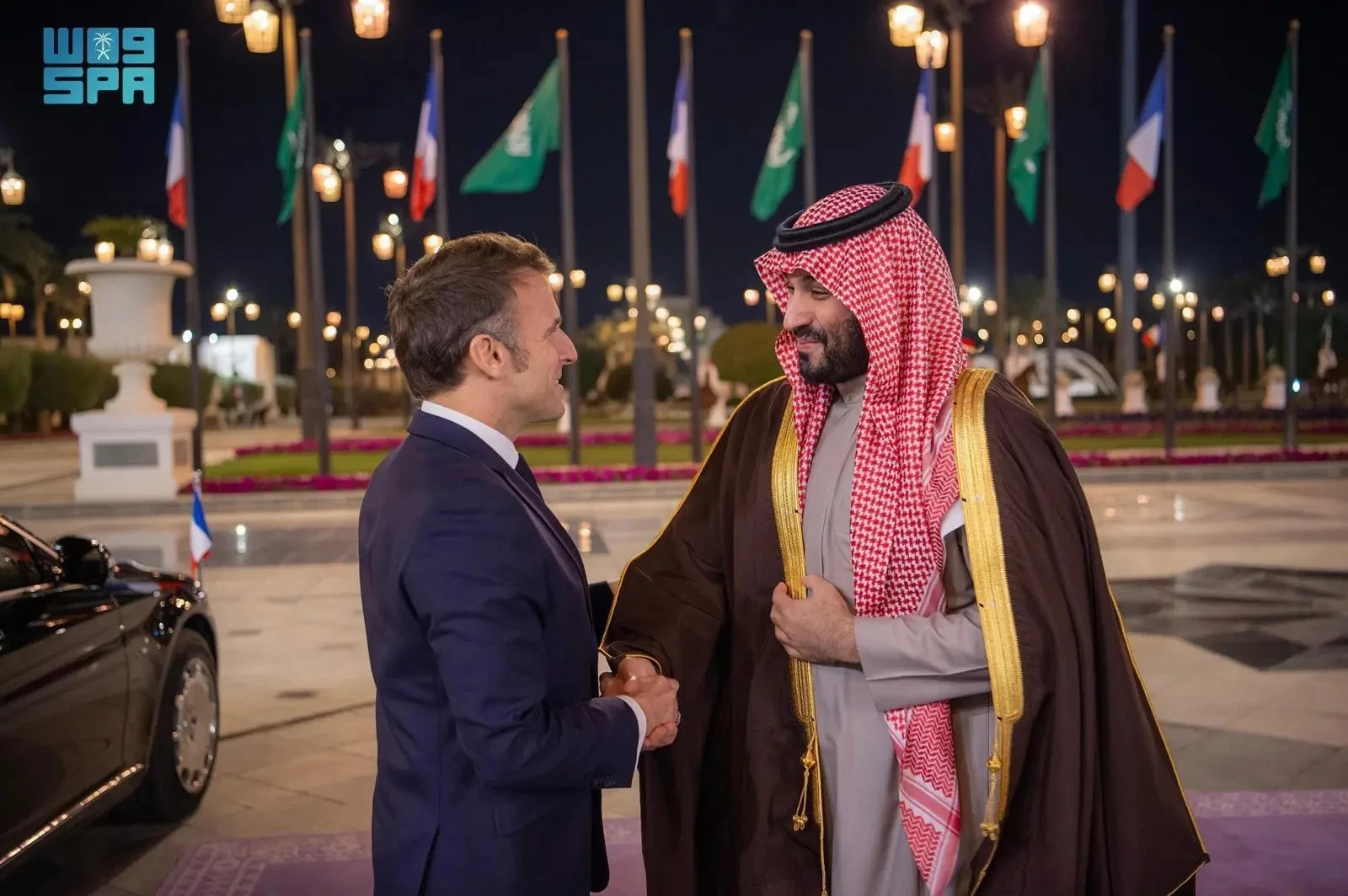 ولي العهد والرئيس الفرنسي يبحثان المستجدات الإقليمية