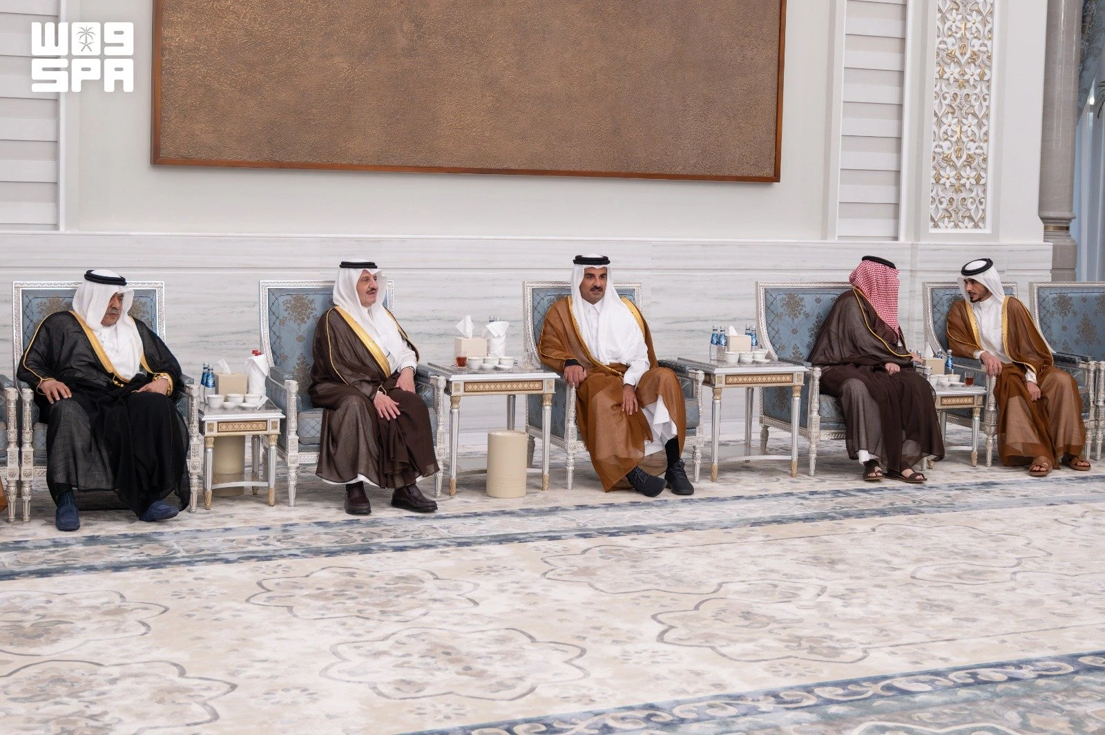أمير الشرقية ينقل تعازي القيادة إلى أمير قطر في وفاة والده