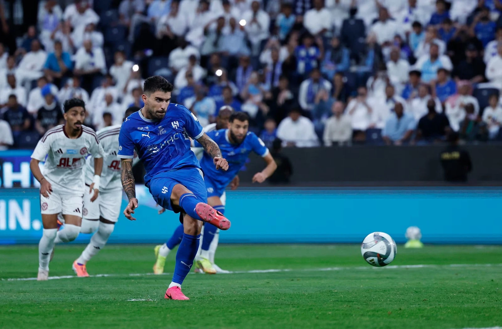 مواجهة الفيحاء أمام الهلال تفتتح ثاني جولات روشن