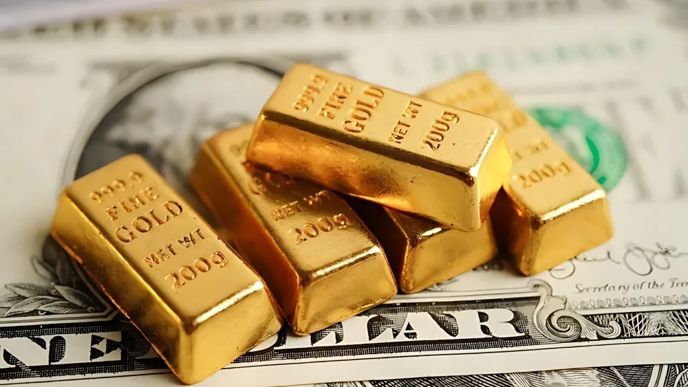 تراجع طفيف لأسعار الذهب وانخفاض مؤشر الدولار 