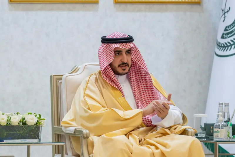 أمير الجوف يسلم وثائق تملك الوحدات السكنية للأسر المستحقة