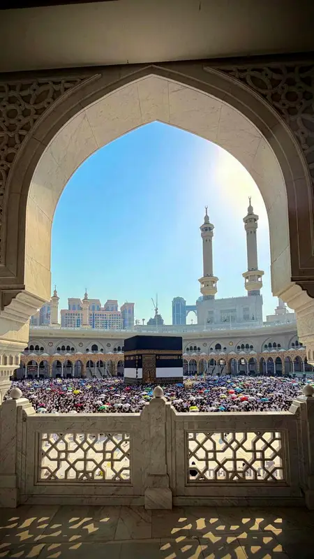 الكعبة المشرفة تتأهَّب لاستقبال ثوبها الجديد