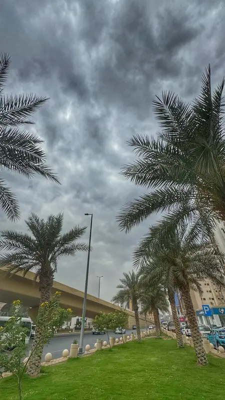 السحب ترسم لوحة بديعة بسماء مكة