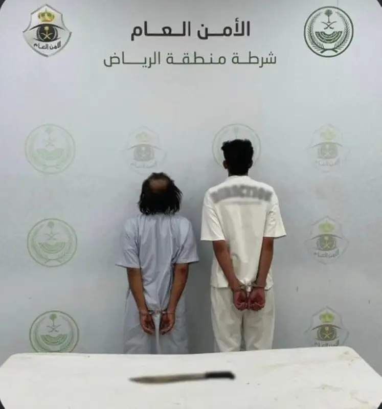ضبط مواطنَين سطيا على محل بسلاح أبيض بالرياض